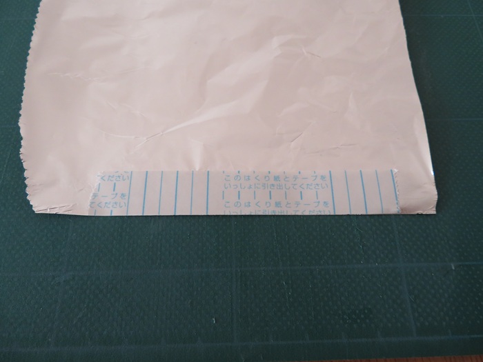 両面テープをきれいにアルミホイルに貼った写真