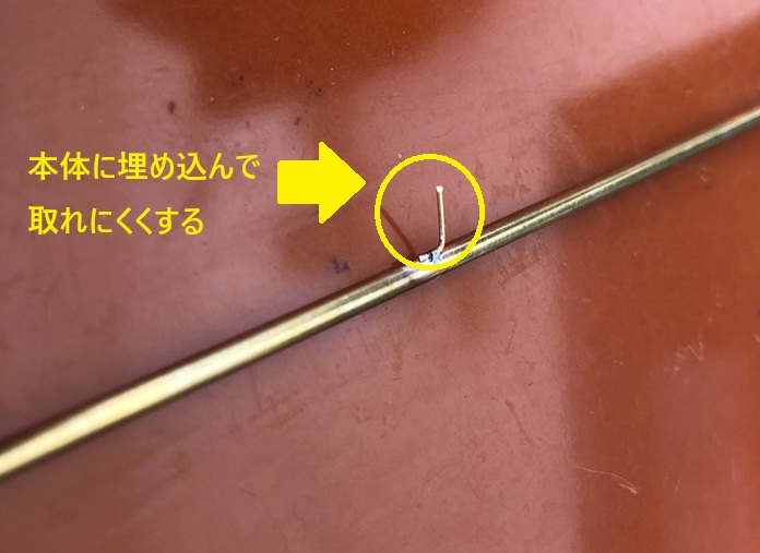 画用紙に挿しこむための足を真ちゅう線にはんだ付けした写真